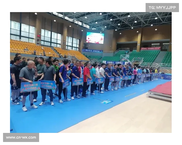 乒乓球比赛现场，小选手为队友加油鼓劲