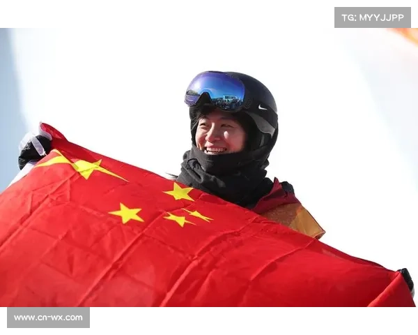 冬奥会单板滑雪女子U型场地资格赛：中国选手刘佳宇头部重摔倒地被担架抬离